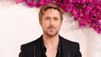 Ryan Gosling no Oscar cercado por uma decoração floral vibrante.