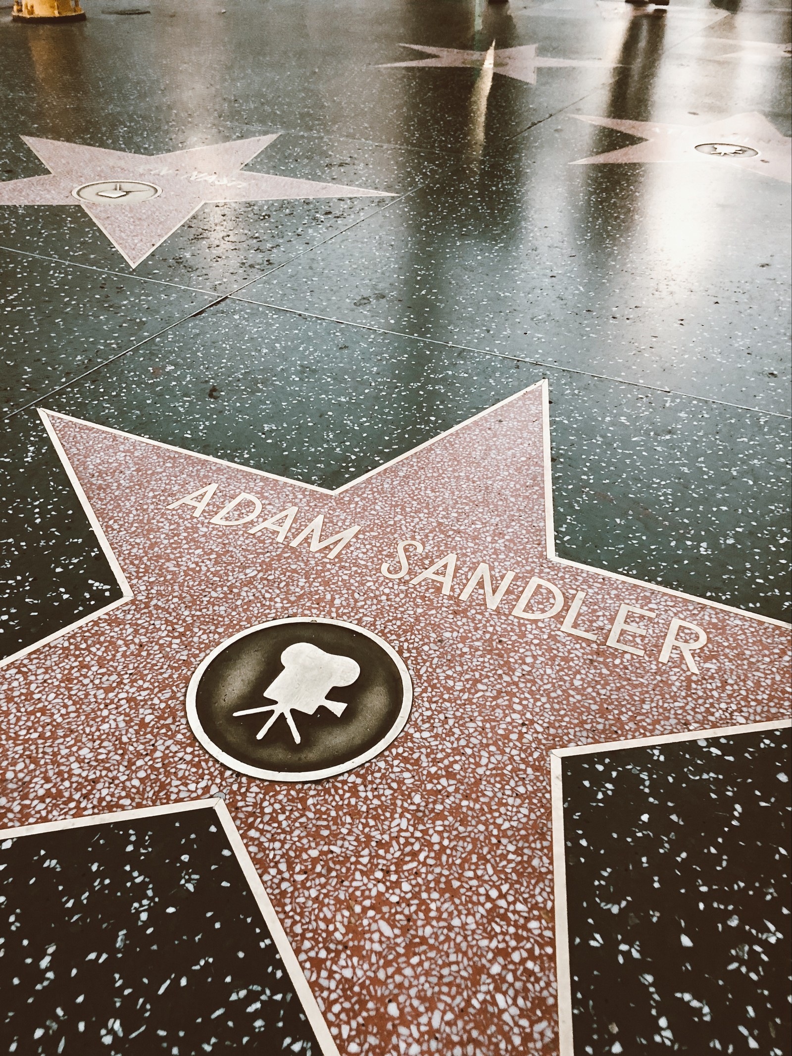 Vista aérea de una estrella en el paseo de la fama de hollywood (avenida de las estrellas, hollywood, suelo, superficie de la carretera, metro)