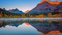 Reflexão tranquila da montanha ao amanhecer em um parque nacional