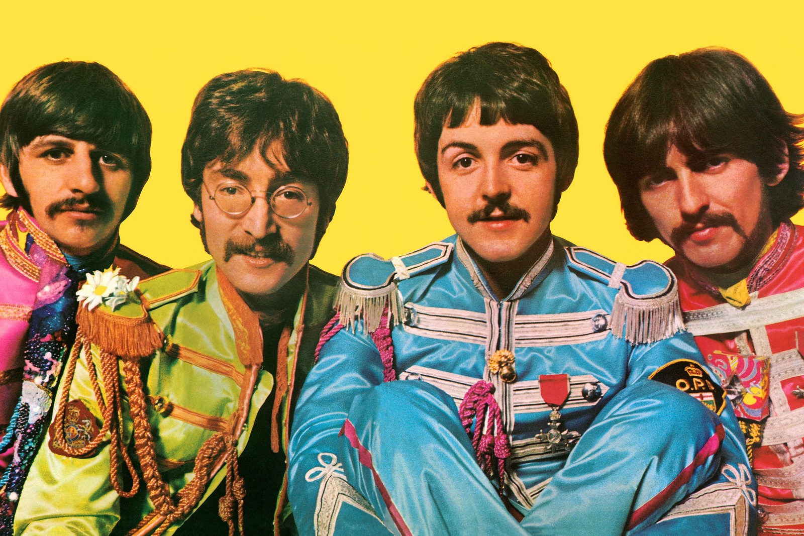 Um grupo de músicos dos beatles posando para uma foto em frente a um fundo amarelo (paul mccartney, the beatles, álbum, diversão, john lennon)