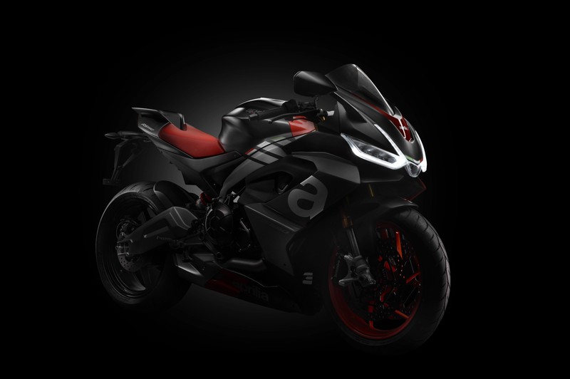 Крупный план мотоцикла на черном фоне с красным ободом (aprilia rs 660, черный фон, спортивные мотоциклы, 5k, черный темный)