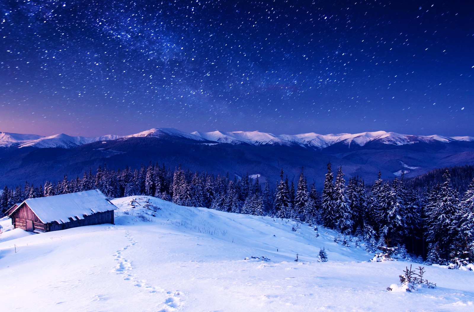 Cena de montanha nevada com uma cabana e um céu estrelado (montanha, inverno, neve, formas montanhosas, cadeia de montanhas)