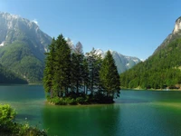 Tarn tranquilo das Terras Altas cercado por montanhas majestosas e vegetação exuberante