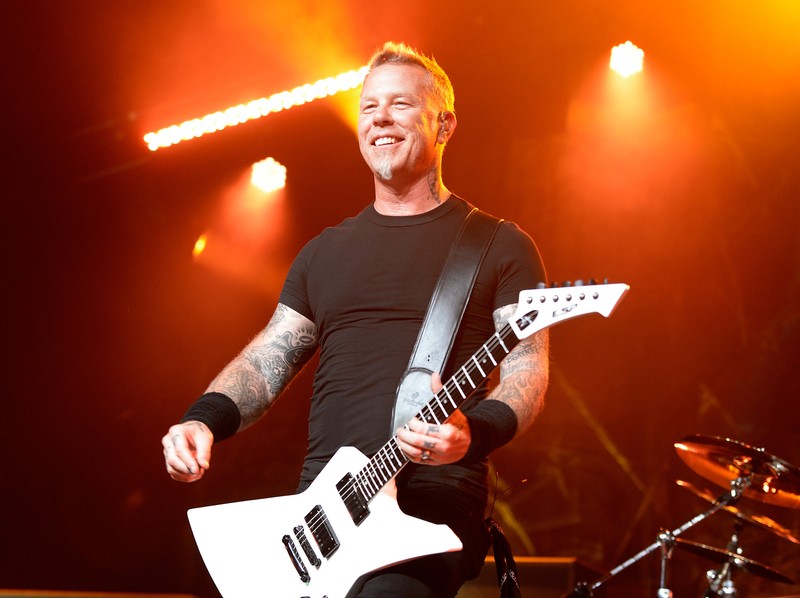 Арафед мужчина с гитарой в руке на сцене (джеймс хетфилд, james hetfield, металлика, metallica, музыкант)