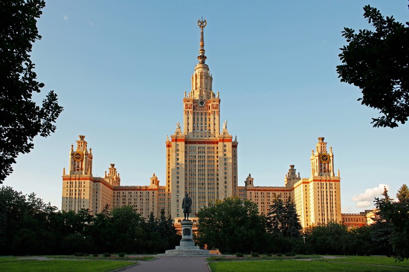 Панорамный вид на большое здание с часовой башней (московский государственный университет, университет, достопримечательность, город, городская территория)