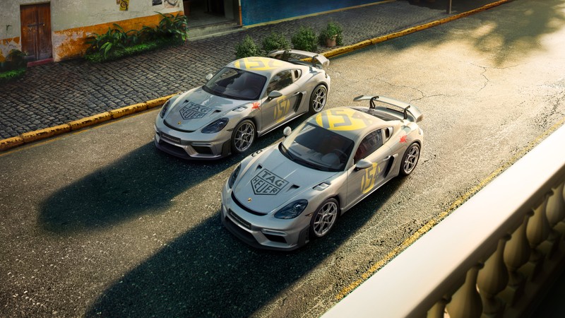 Два порше припаркованы на улице рядом со зданием (porsche 718 cayman gt4 rs, таг хойер х порше, 2024, 5k, машины)