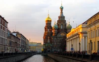 Iglesia del Salvador sobre la Sangre, iluminada por el atardecer a lo largo de un canal en San Petersburgo