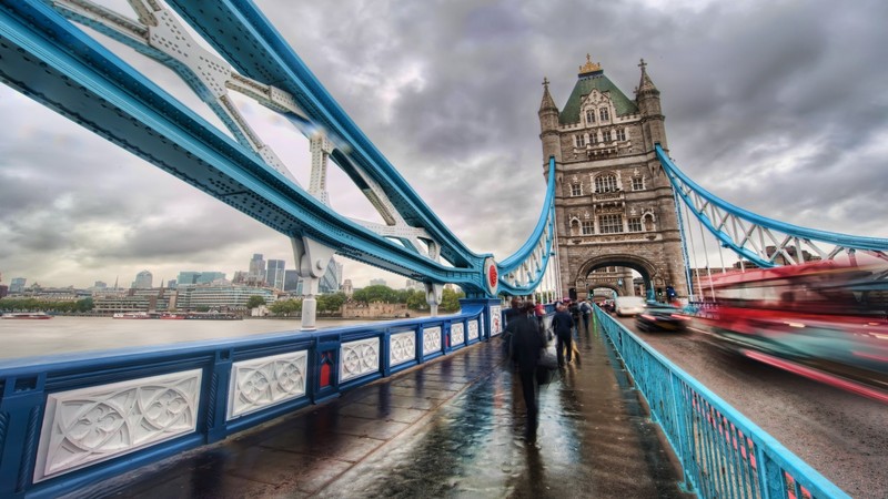 Жирафы пересекают тауэр бридж в лондоне, мимо проезжает автобус (tower bridge, лондонская башня, река темза, лондонский мост, london bridge)