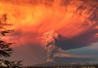 Volcán Calbuco en erupción contra un cielo de atardecer ardiente