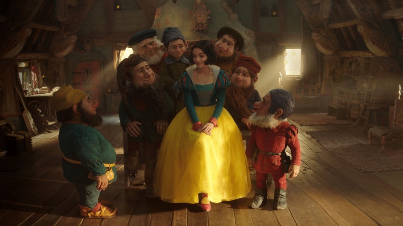 В комнате много людей в костюмах (снежная королева, snow white, фильмы 2025 года, фильмы диснея, рэйчел зеглер)