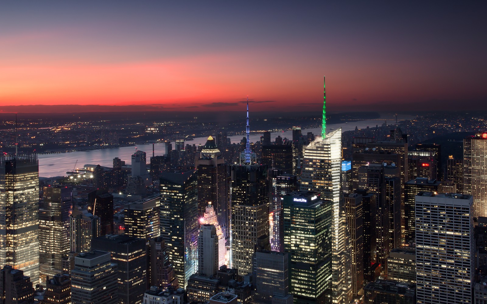 Вид на город ночью с яркой зеленой шпилем (нью йорк, new york city, небоскреб, городской пейзаж, город)