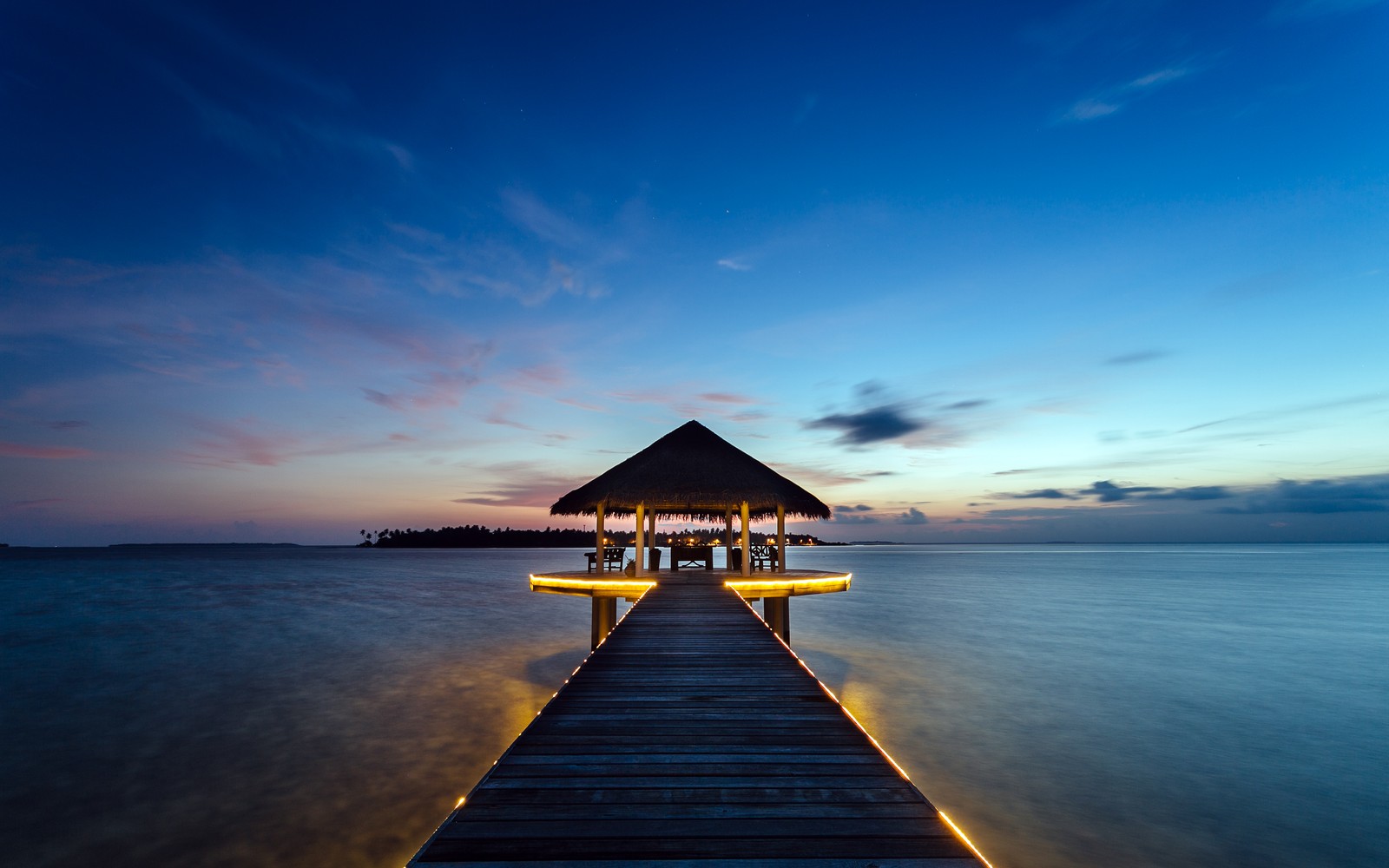 Lade kihaadhuffaru island, malediven, water villa, holzsteg, meereslandschaft Hintergrund herunter