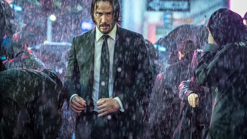 Мужчина в костюме и галстуке стоит под дождем (джон уик 3, john wick 3, фильм, киану ривз, keanu reeves)