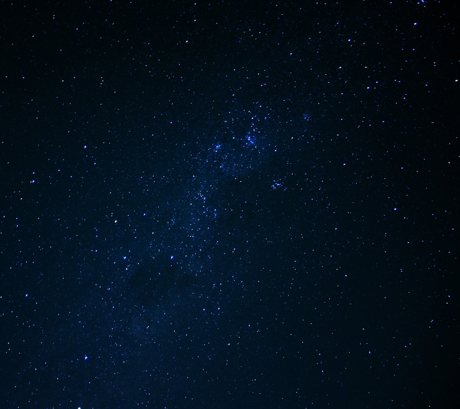 Ciel étoilé de nuit avec quelques étoiles et un seul avion (ciel, étoiles)