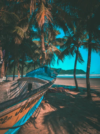 Cena de praia tropical com um barco colorido entre palmeiras