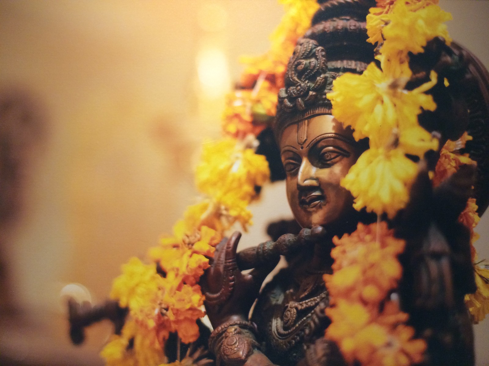 Statue einer frau mit blumen um ihren hals (gott, krishna)