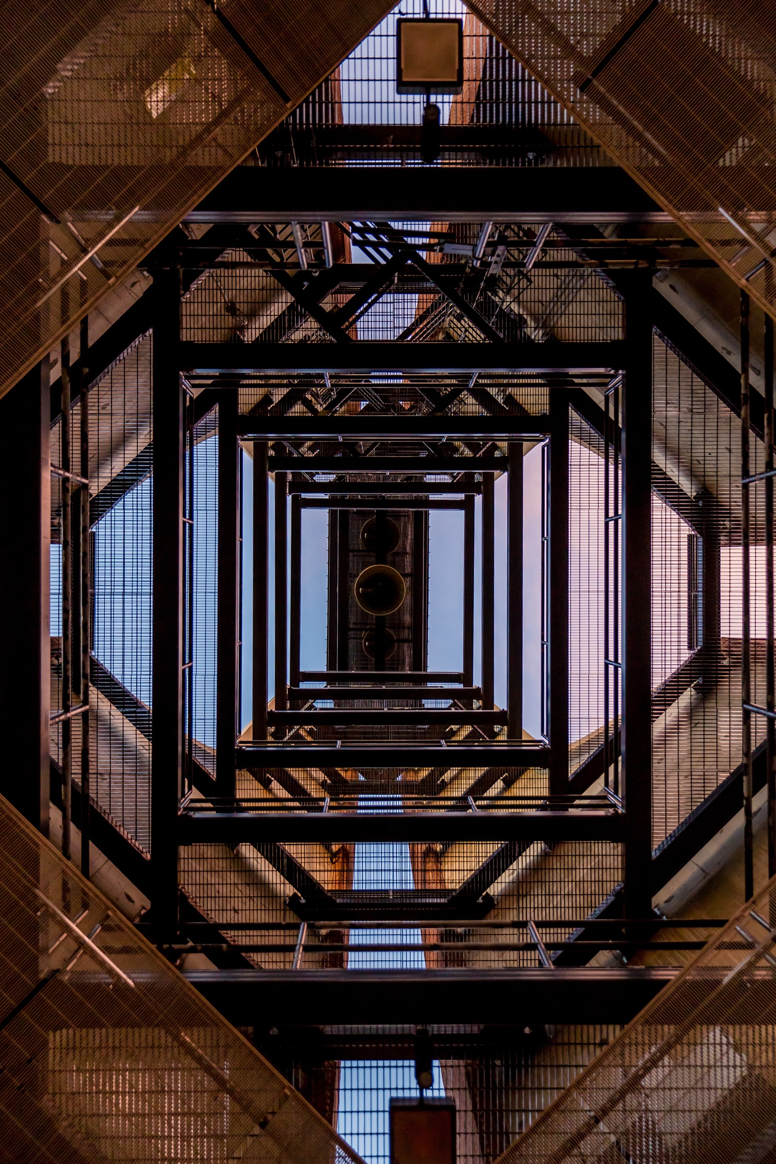 Arabische sicht auf eine metallstruktur mit einer uhr in der mitte (oben, himmel, baum, gebäude, architektur)