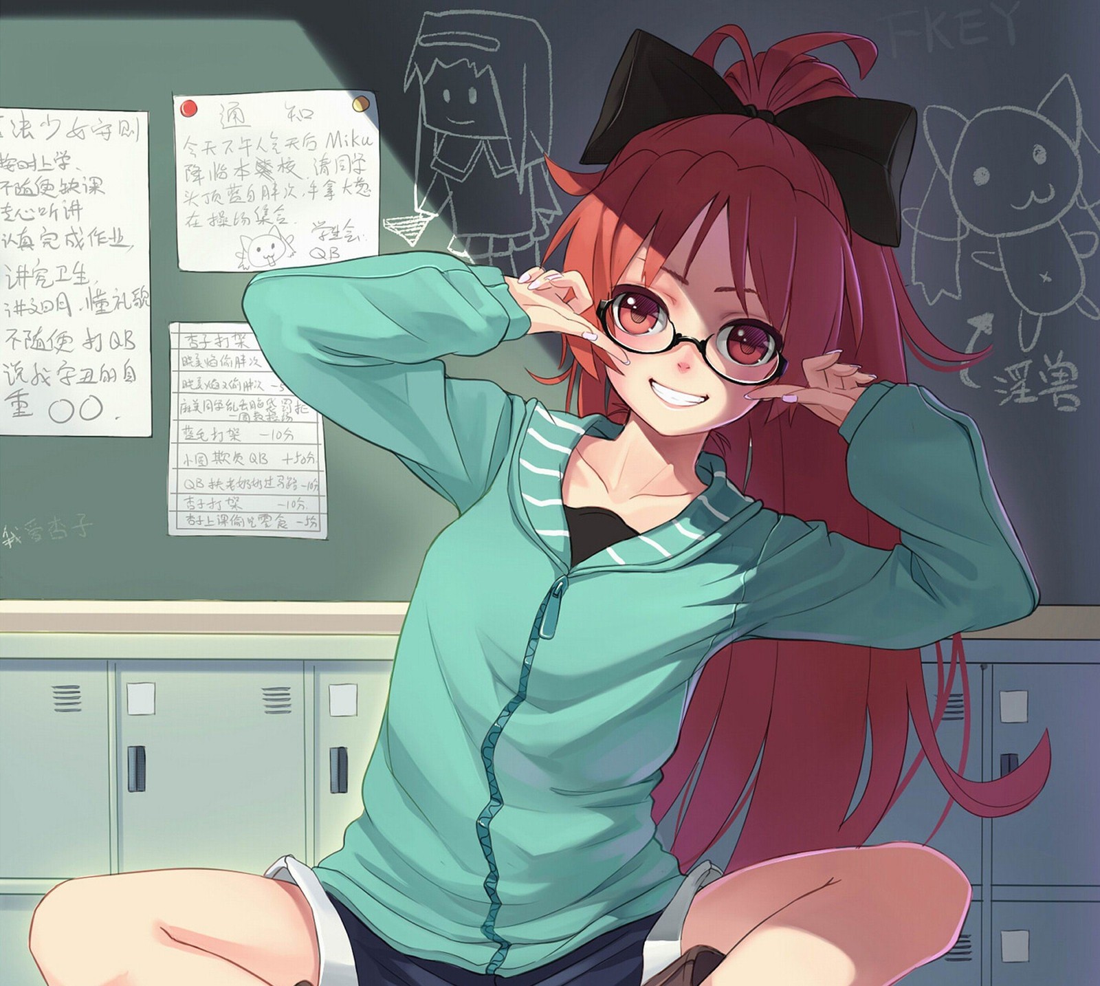 Chica de anime con gafas sentada en un escritorio frente a una pizarra (anime, hermoso, niña, feliz, amor)