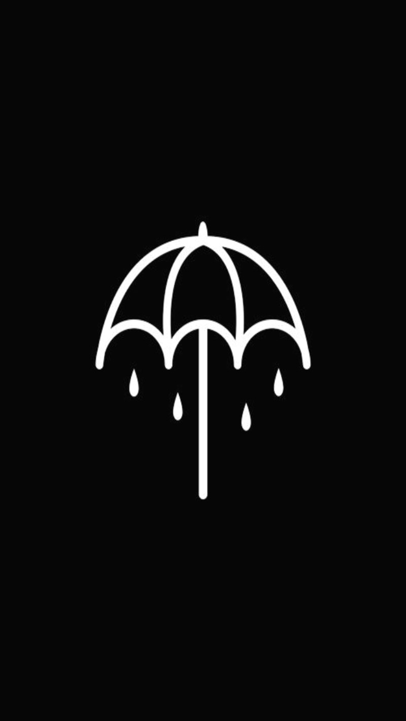 Близкий план белого зонта с каплями воды на нем (bmth, принеси мне горизонт, thats the spirit)