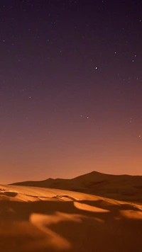 Noche estrellada sobre serenas dunas del desierto