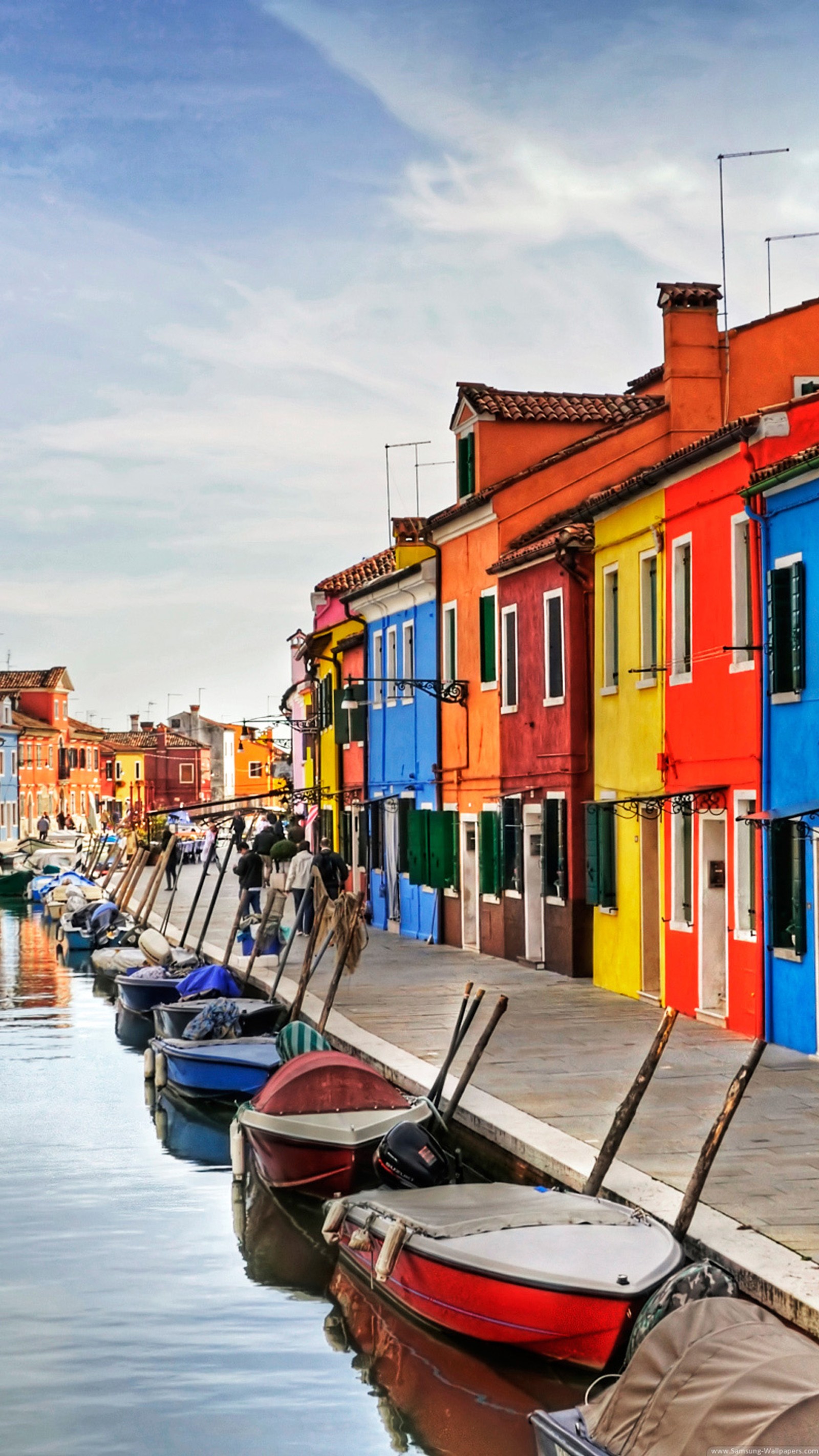 Barcos estão alinhados ao longo de um canal em uma cidade colorida (praia, barcos, colorido, legal, hd)