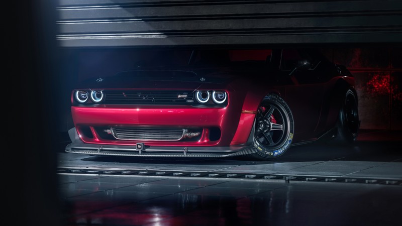 Близкий план красного автомобиля, припаркованного в гараже (dodge challenger srt demon, 5k, 8k, машины, обои 4k)