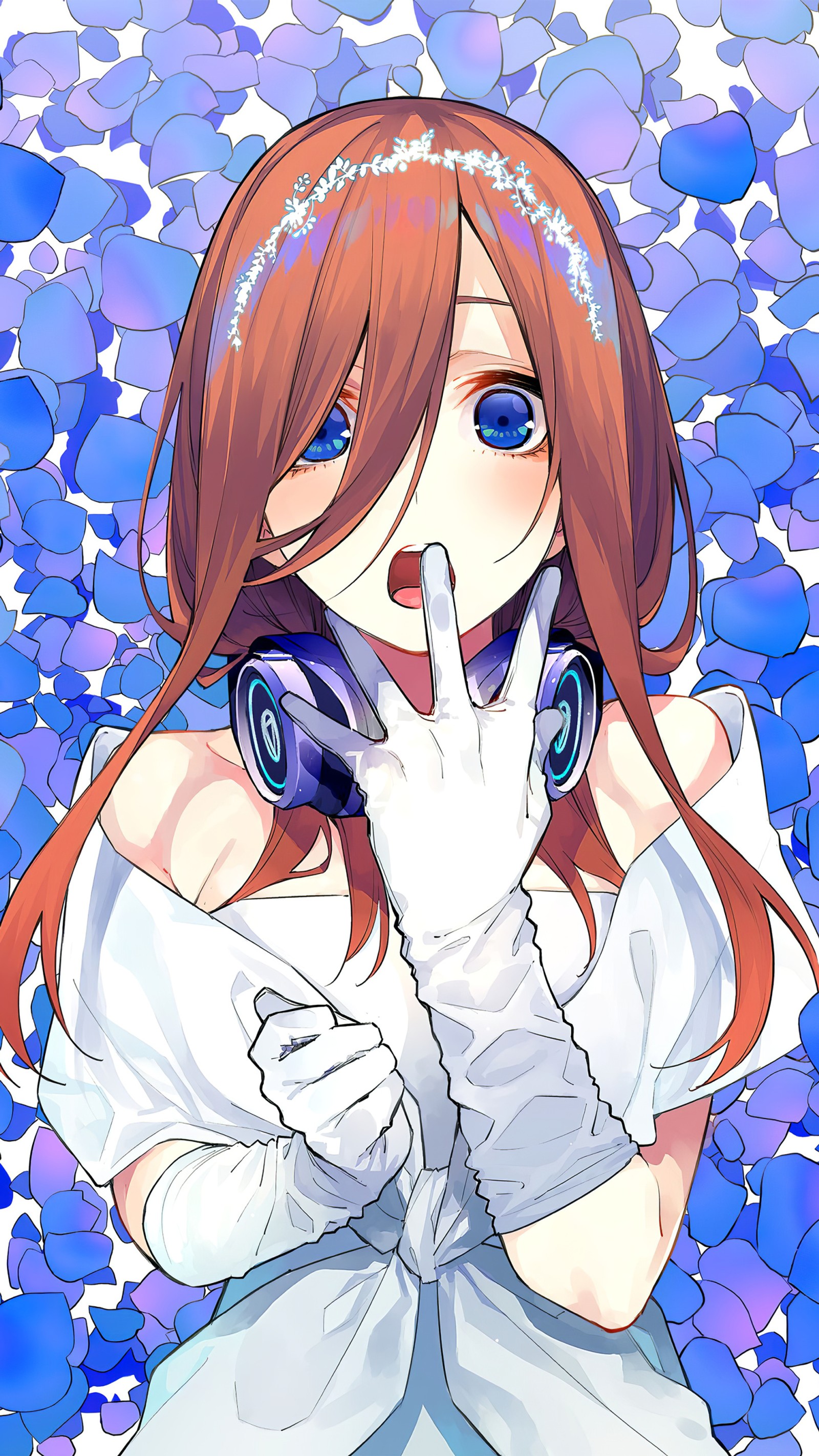 Chica de anime con cabello rojo y ojos azules en un vestido blanco (anime, go toubun no hanayome, manga, miku, nakano)