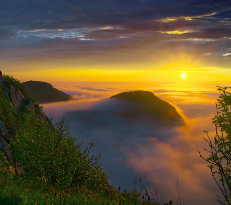 Une vue d'une montagne avec un coucher de soleil et des nuages (nature, ciel, lever de soleil, coucher de soleil)