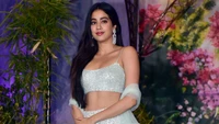 Janhvi Kapoor en elegante vestimenta tradicional en un evento de Bollywood