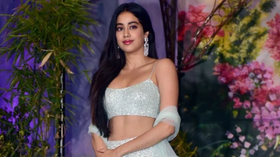 Janhvi Kapoor en tenue traditionnelle élégante lors d'un événement Bollywood