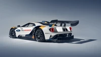 Carro esportivo Ford GT com pintura de motorsport e spoiler proeminente