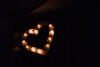 Cœur Illuminé : Un Symbole d'Amour et de Nouveaux Commencements