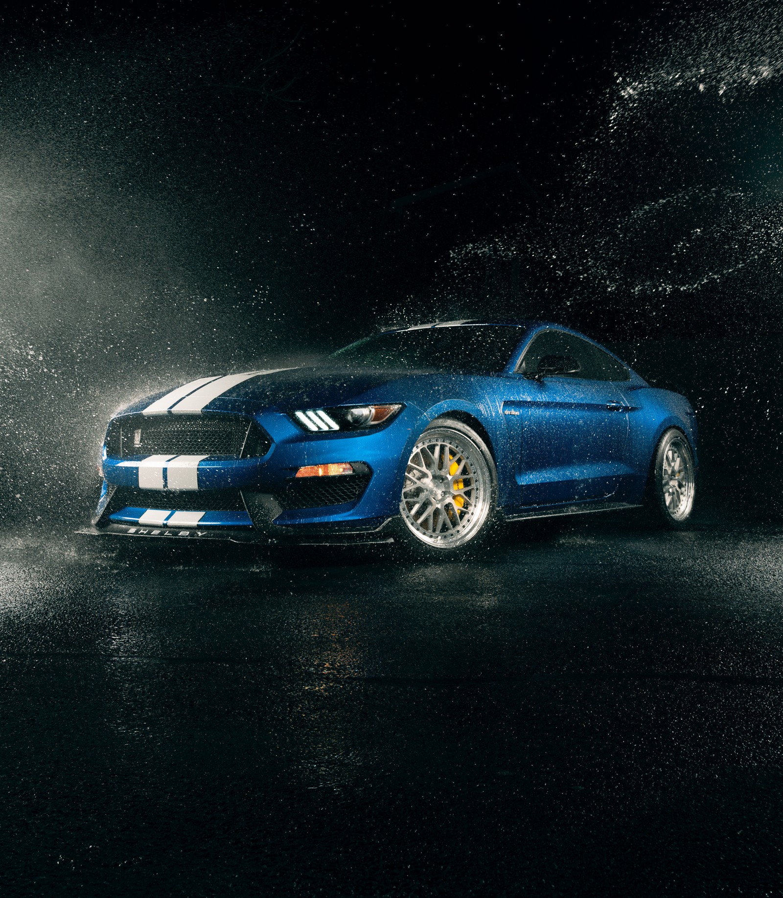 Скачать обои форд мустанг шелби gt350, ford mustang shelby gt350, мускулистые спортивные автомобили, тёмный фон, машины