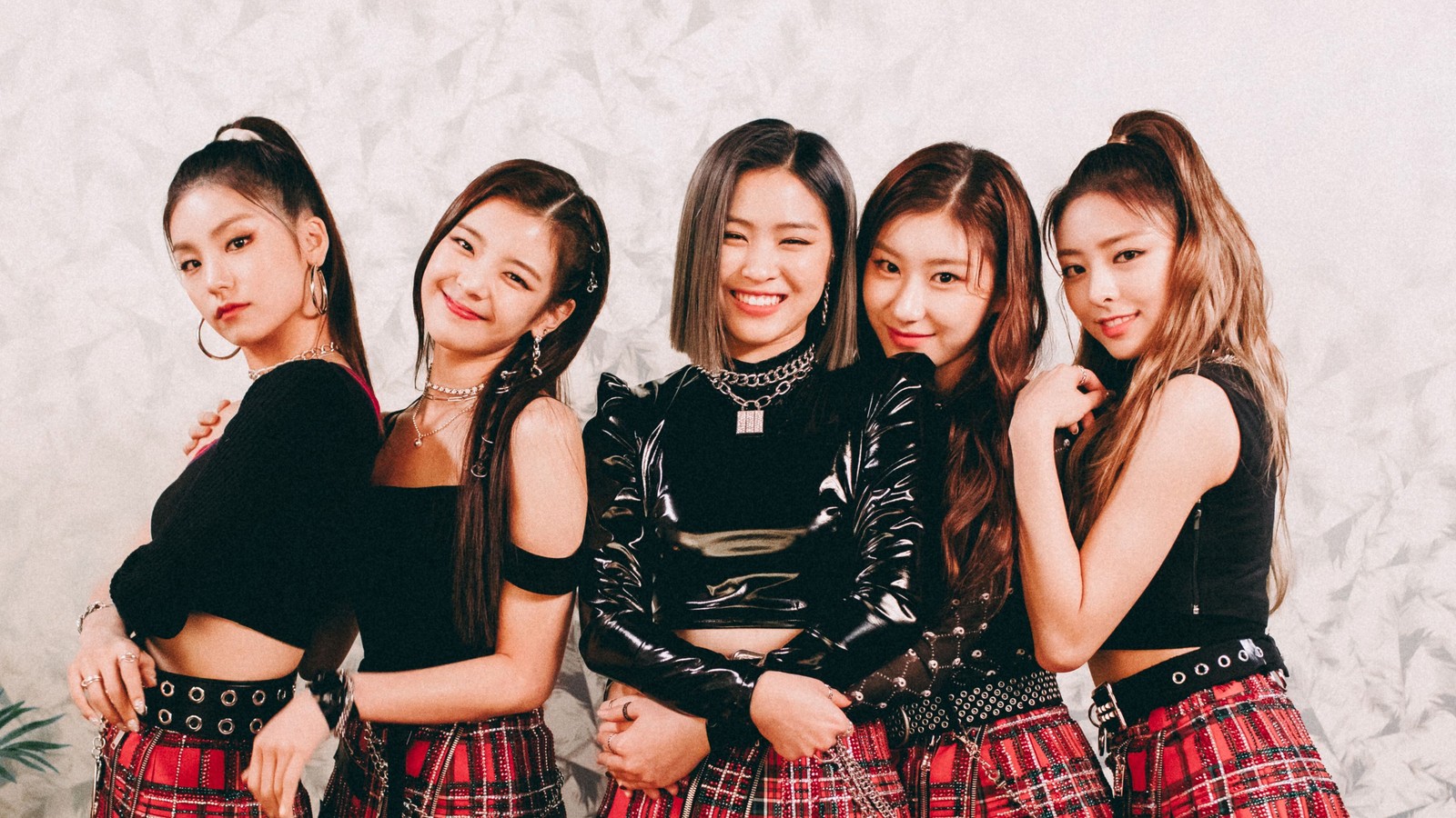 Gros plan d'un groupe de filles en jupes à carreaux (itzy, chanteurs de k pop, yeji itzy, yuna itzy, lia itzy)