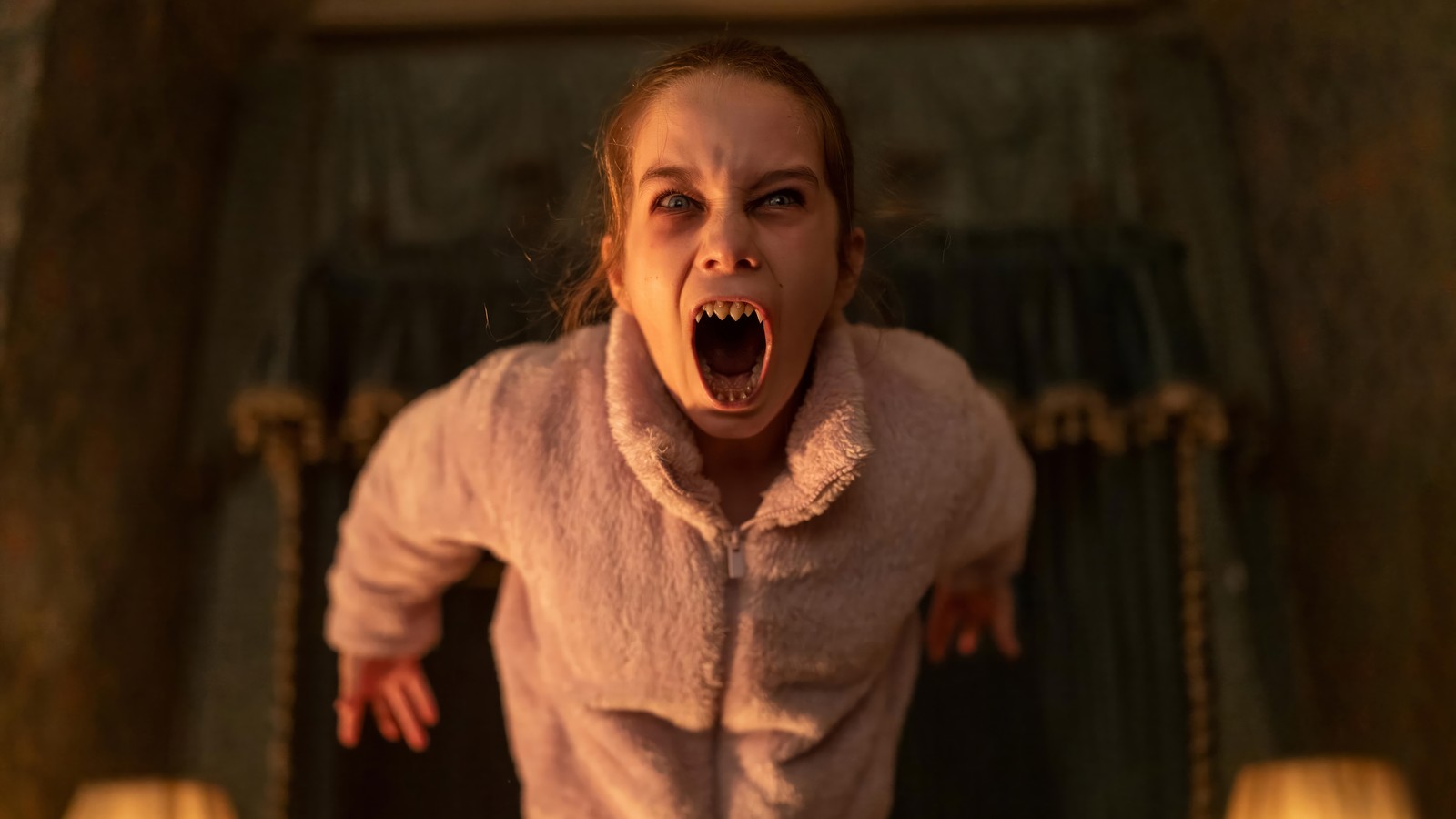 Eine arabische frau in einem weißen gewand schreit in einem raum (abigail film, horror, film, vampir, alisha weir)