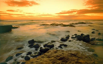 Gelassener Sonnenuntergang über der felsigen Küste von Hawaii