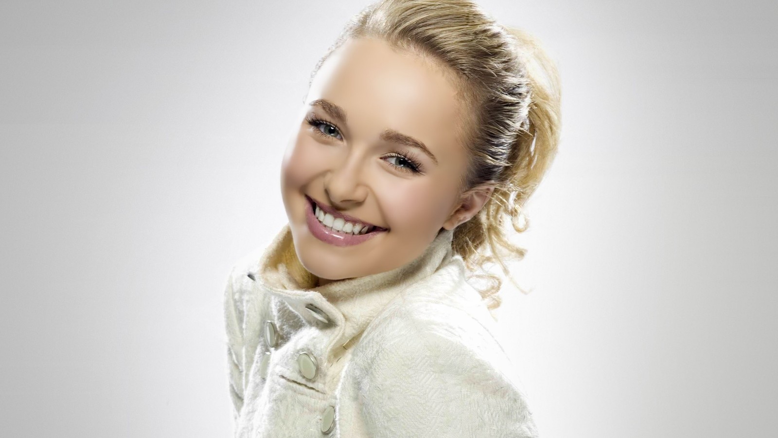 Femme blonde avec une veste blanche et une chemise blanche souriante (cheveux, expression faciale, coiffure, acteur, beauté)