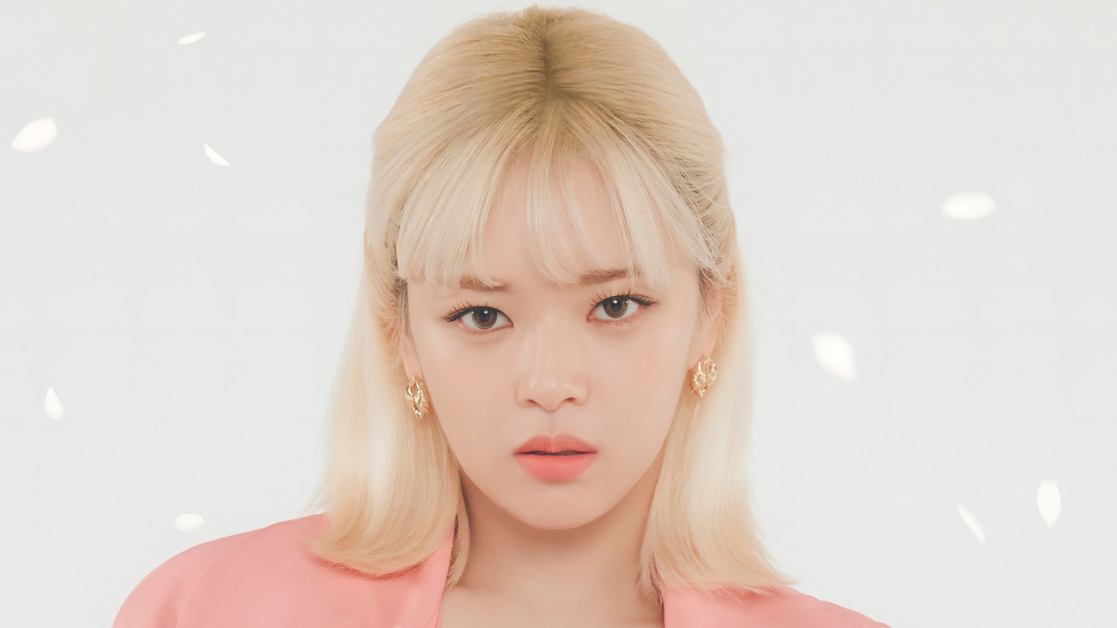 Un primer plano de una mujer con cabello rubio y una chaqueta rosa (jeongyeon, 정연, yoo jeong yeon, yu jeong yeon, 유정연)