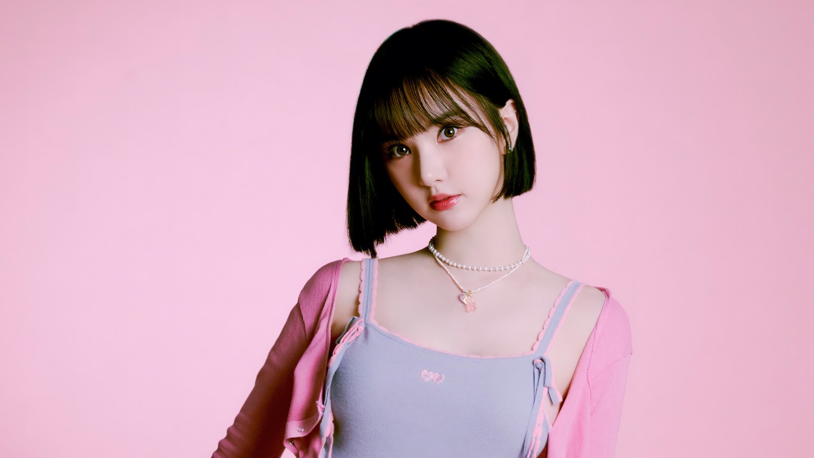 Un gros plan d'une femme en chemise rose avec un collier (eunha, galaxie, jung eun bi, 정은비, viviz)