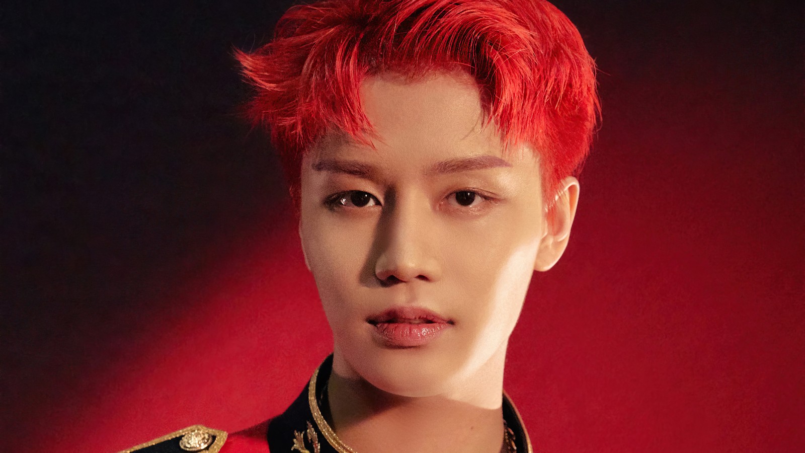 Une image arabe d'un homme avec des cheveux rouges portant un uniforme militaire (nct 127, 엔씨티 127, kpop, k pop, coup)