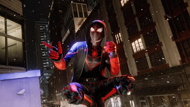 Человек-паук в красном и черном костюме стоит в снегу (marvels spider man miles morales, playstation 5, ps5, ps4, видеоигра)