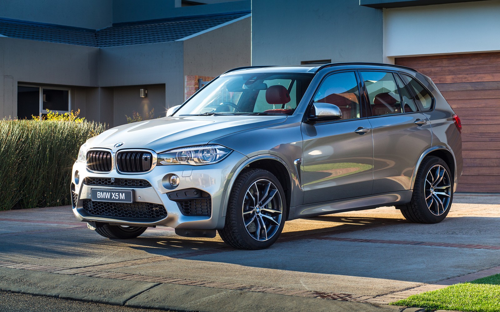 Bmw x5 припаркован перед домом (bmw x1, bmw, bmw 1 серии, bmw 1 series, машина)