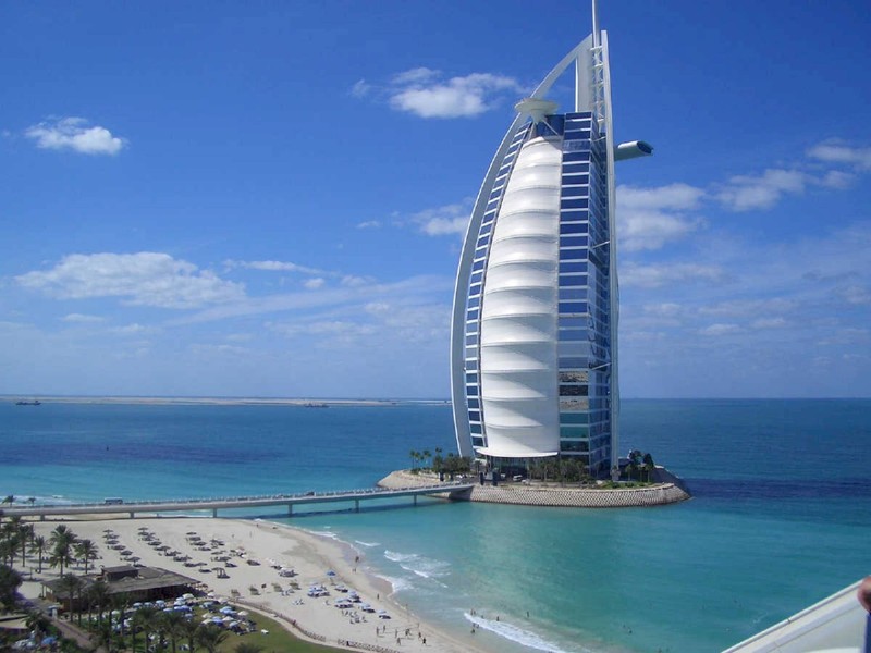 Вид на пляж с отелем и пирсом (бурдж аль араб, burj al arab, башня, небоскреб, искусственный остров)