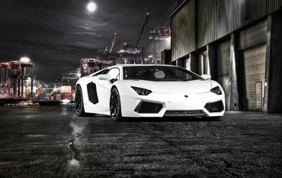 Elegante Lamborghini Aventador branco em uma paisagem noturna industrial