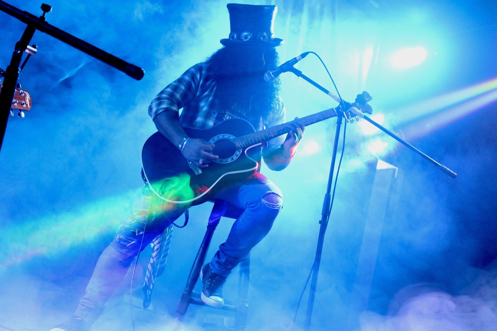 Hay un hombre que está tocando la guitarra en el escenario (guns n roses, desempeño, evento, guitarrista, guitarra)