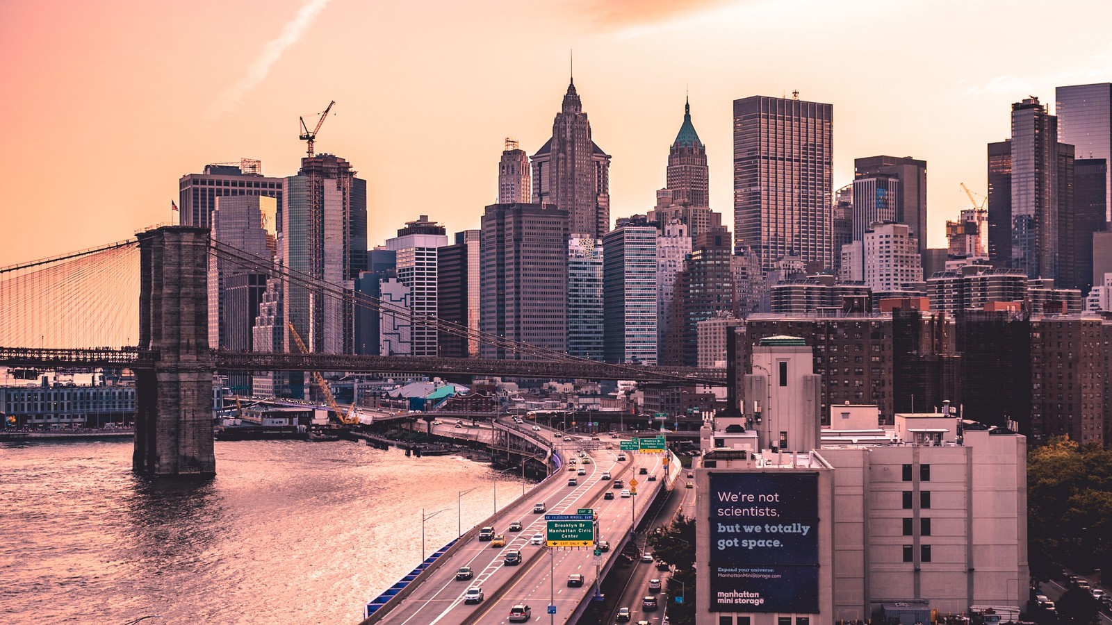 Una vista del horizonte de la ciudad con un puente y un río (puente de brooklyn, puente de manhattan, manhattan bridge, puente, ciudad)