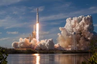 Lanzamiento del cohete Falcon Heavy contra un cielo dramático