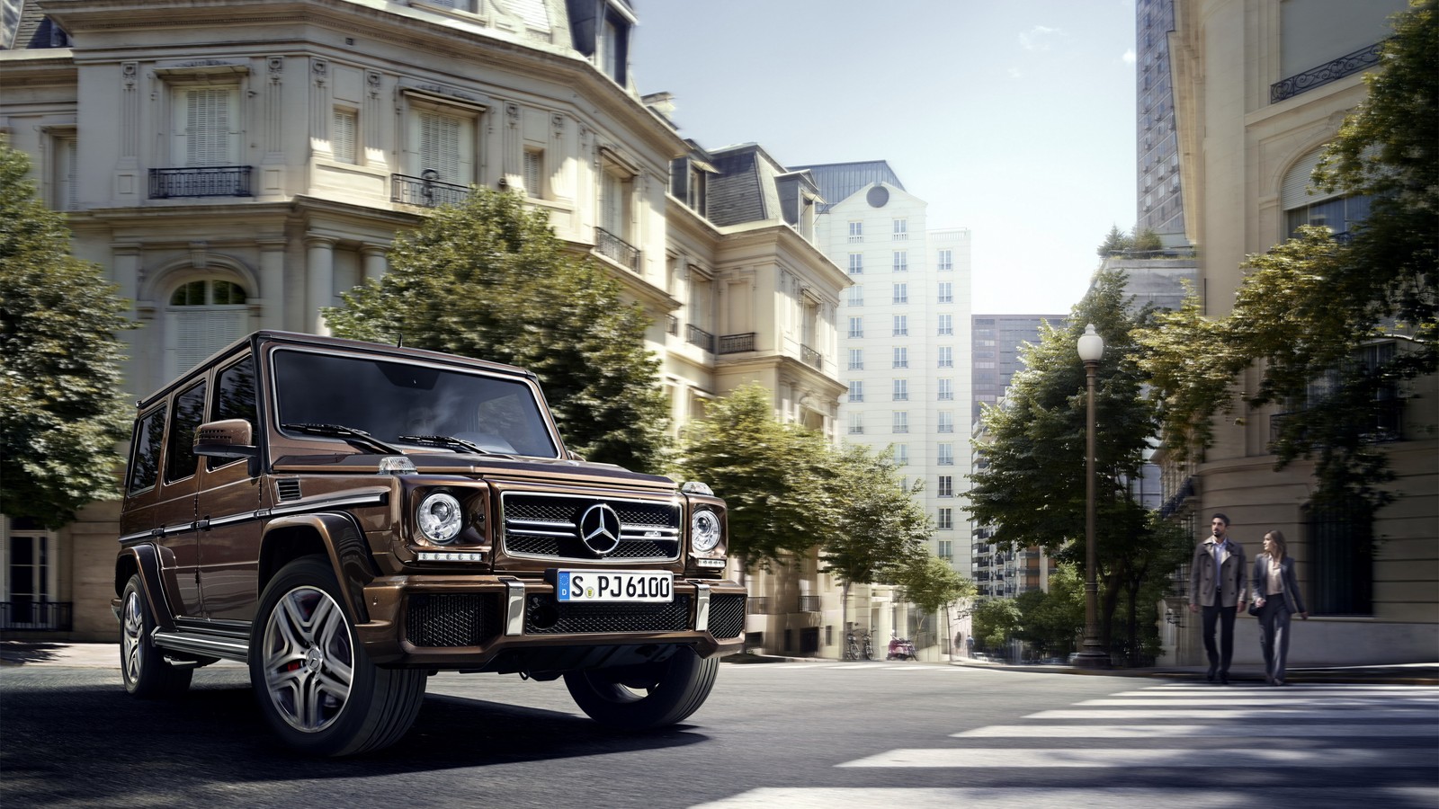 Un primer plano de un mercedes g-clase marrón conduciendo por una calle de la ciudad (exterior de automóvil, mercedes benz clase c, mercedes benz c class, mercedes amg, calle)