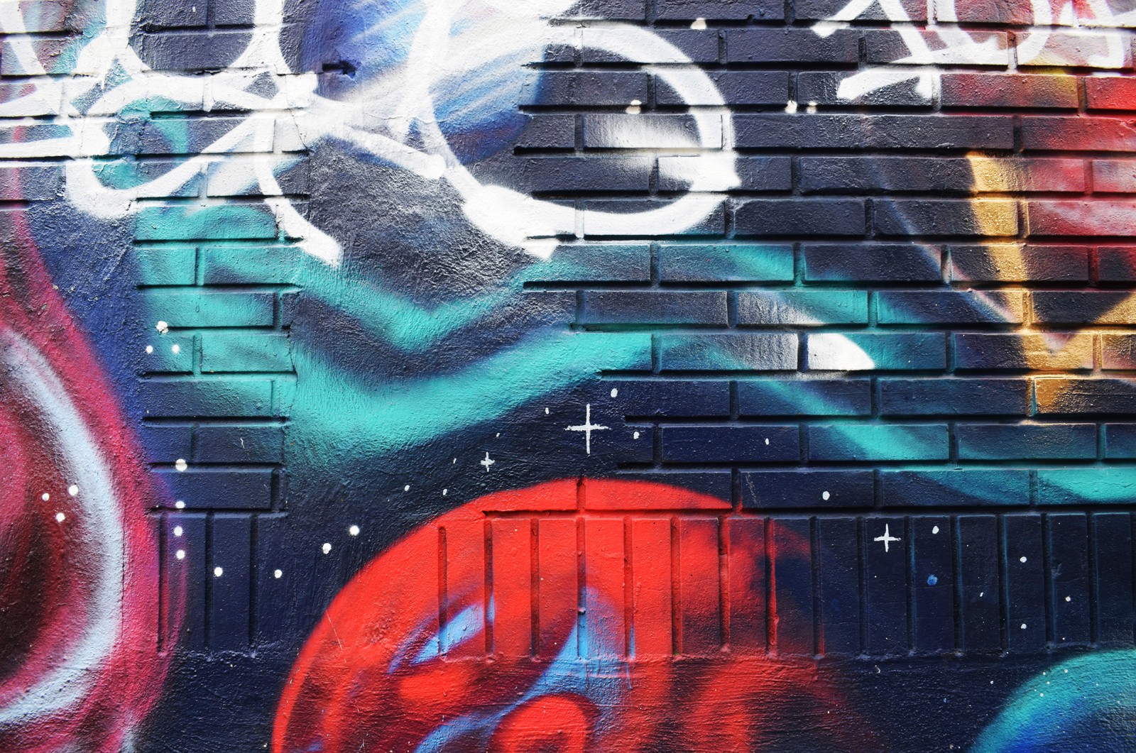 Graffiti sur un mur en briques avec un hydrant devant (peinture, graffiti, mur, bleu, art de rue)