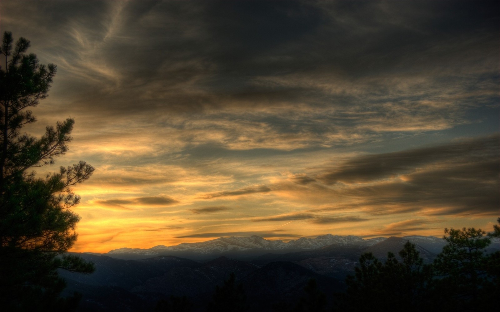 Eine aussicht auf einen sonnenuntergang mit einem gebirgszug in der ferne (wolke, natur, sonnenuntergang, nachglühen, sonnenaufgang)